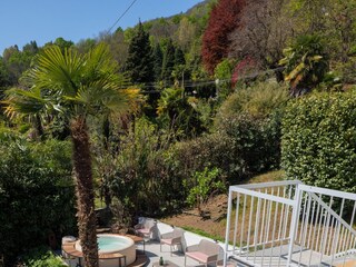 Ca. 25 m² großer, u-förmiger teilüberdachter Sonnenbalkon