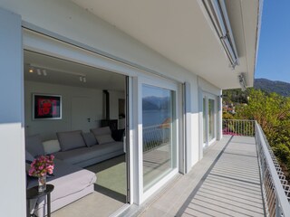 Ausgang auf den ca. 25 m² großen, u-förmigen teilüberdachten Sonnenbalkon