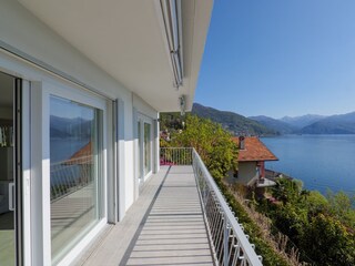 Ausgang auf den ca. 25 m² großen, u-förmigen teilüberdachten Sonnenbalkon