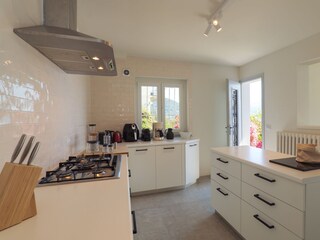 Gut ausgestattete separate Küche mit Ausgang auf den Balkon