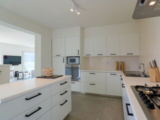 Gut ausgestattete separate Küche