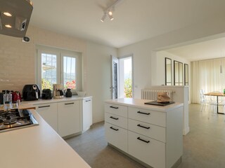 Gut ausgestattete separate Küche