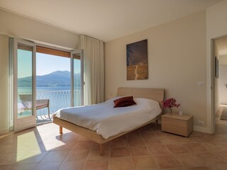 Eins von 3 Schlafzimmern mit Doppelbett