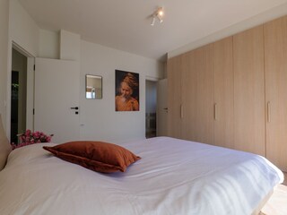 Eins von 3 Schlafzimmern mit Doppelbett