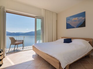 Eins von 3 Schlafzimmern mit Doppelbett