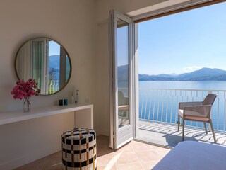 Eins von 3 Schlafzimmern mit Doppelbett