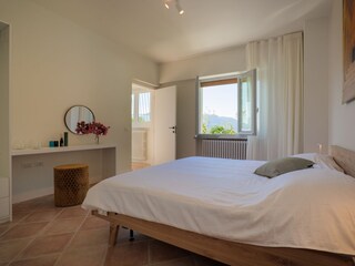 Eins von 3 Schlafzimmern mit Doppelbett