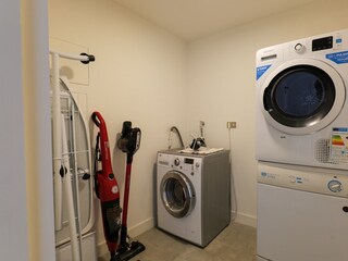 Separater Waschraum mit Waschmaschine und Wäschetrockner