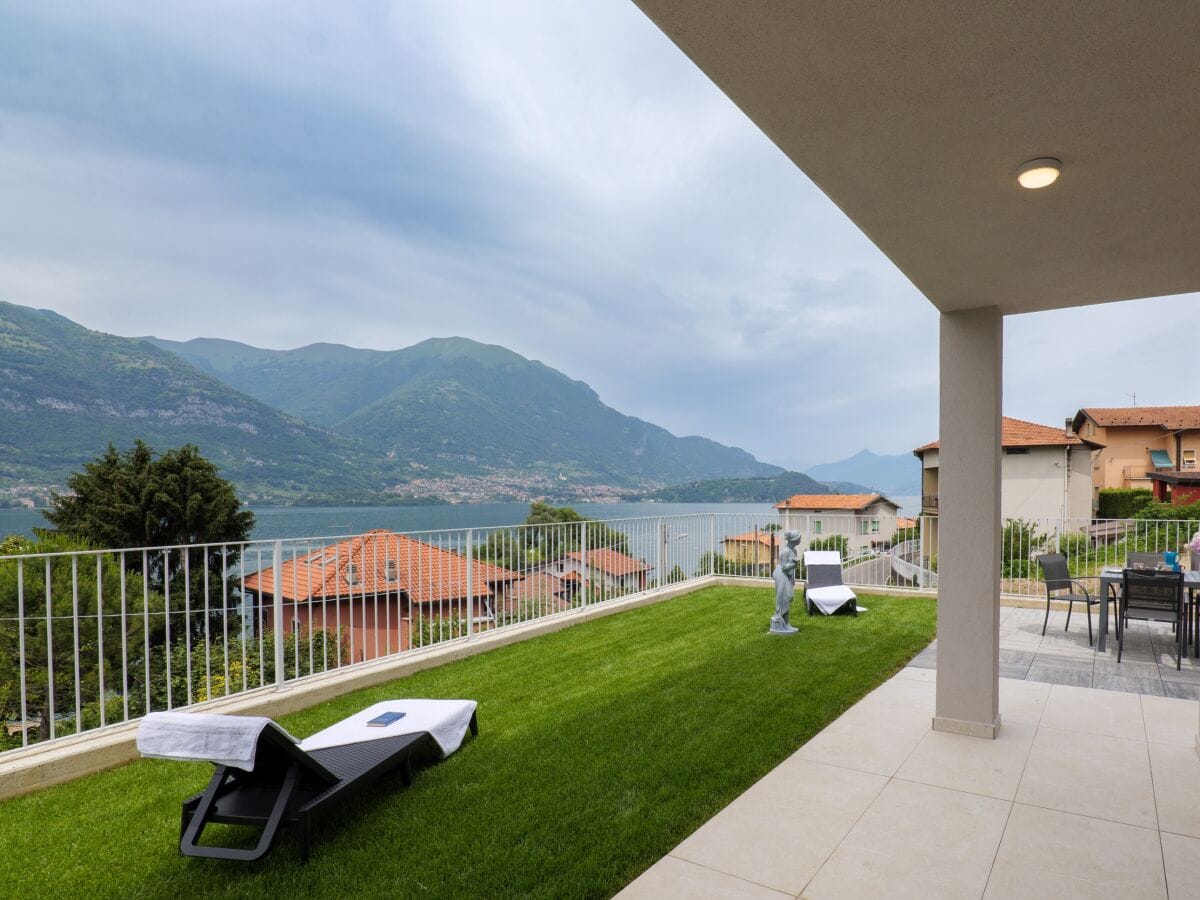 Ca. 12 m² große Terrasse mit fantastischer Sicht auf den See