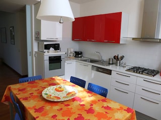 Gut ausgestattete Wohnküche mit Geschirrspülmaschine