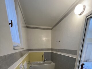 1. Badezimmer (en suite) mit Badewanne