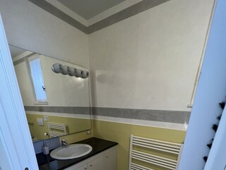 1. Badezimmer (en suite) mit Badewanne