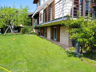 Ca. 100 m² großer, privater Sonnengarten mit Kinderschaukel