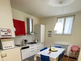 Gut ausgestattete Wohnküche mit Geschirrspülmaschine