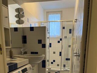 2. Badezimmer mit Dusche