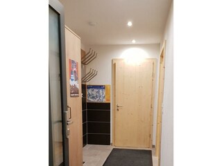 Vorraum mit Ski Aufhängern und Schuh-Trockner