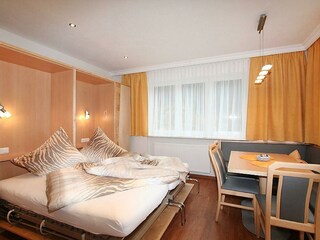 Wohnzimmer als Schlafzimmer mit richtigen Betten a