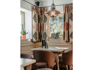 Tagesbar mit gemütlicher Sitzecke