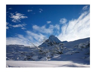 verschneite-berglandschaft