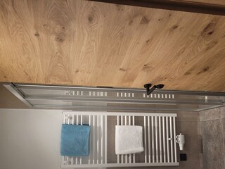 Badezimmer mit Dusche/WC