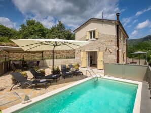 Villa rustique Casa Mavretići avec piscine à Motovun