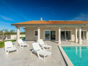 Villa Civitan with infinity pool in Novigrad - Brtonigla - image1