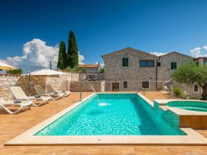 Ferienhaus Rustic villa Perci with pool and grill in Poreč - Tar - image1