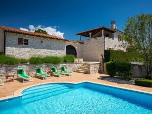 Holiday house Rustic villa Catarina with pool in Tinjan - Kringa - image1