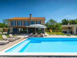 Villa moderna Pinca con piscina e barbecue a Vižinada