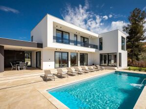 Moderne Villa Gloria met zwembad in Vabriga