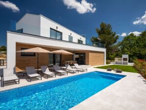 Maison de vacances Villa moderne Dvor avec piscine à Poreč - Vabriga - image1