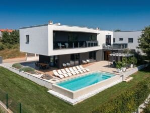 Modern villa Cormoran with pool in Poreč - Poreč - image1