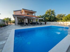 Villa Familiar Alves con piscina y barbacoa en Poreč - Alquitrán - image1