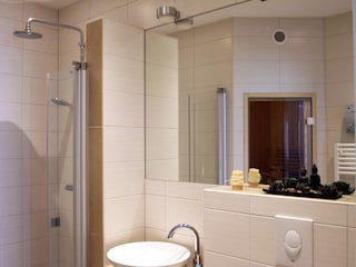 Bad mit bodengleicher rain-shower-dusche und Sauna