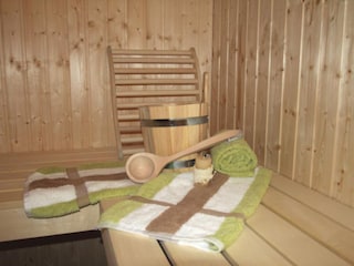 Die integrierte Sauna mit Musik und Licht
