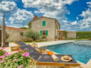 Landelijke villa Kata met buitenzwembad in Sv. Lovrec