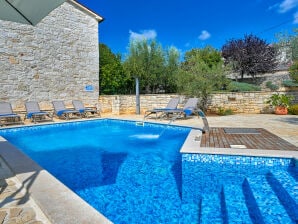 Villa Rústica Simone con piscina al aire libre en Poreč - Ladrovici - image1