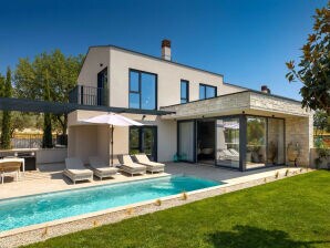 Villa moderna Tia I con piscina all'aperto a Poreč