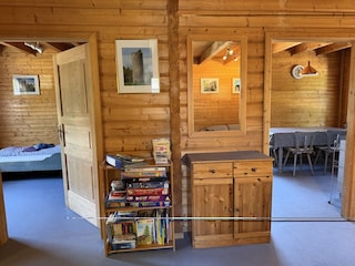 Kleine Bibliothek mit Spielen und Freizeitinfo's