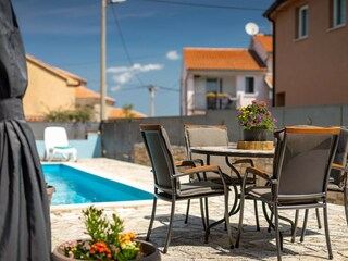 Essbereich im Freien und Pool