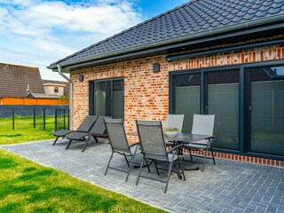 eingezäunter Garten mit Terrasse und Markise