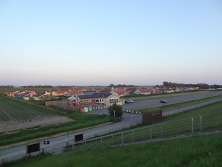 Blick vom Deich auf die Ferienhaussiedlung