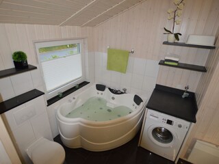 Badezimmer mit Whirlpoolwanne