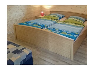 1 Doppelbett und 1 Beistellbett