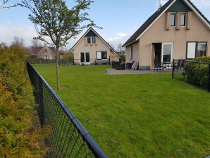 Holiday park Holiday home with jacuzzi near the Wadden Sea - Tzummarum - image1