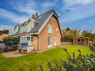 Haus Außenansicht mit Terrasse & Garten