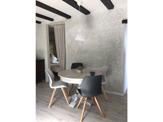 Wohn-Essbereich mit Blick ins Schlafzimmer