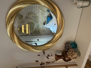 Blick in den Spiegel im Schlafzimmer