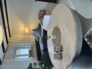 Wohnzimmer mit vorbereiteter Schlafcouch