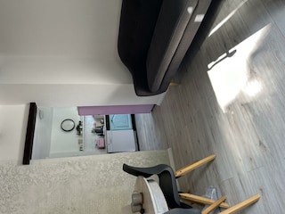 Ein Blick vom Wohnzimmer in die Küche